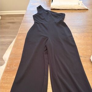 Chic Black One-Shoulder Jumpsuit